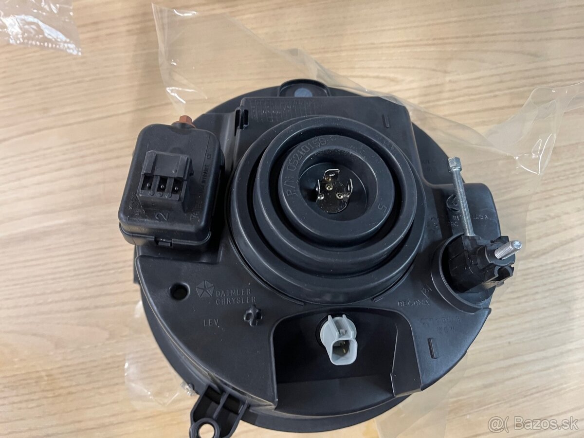 Jeep Cherokee KJ predne svetlo lave - 2