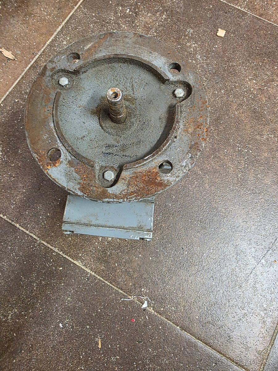 malý prírubový motor - 2