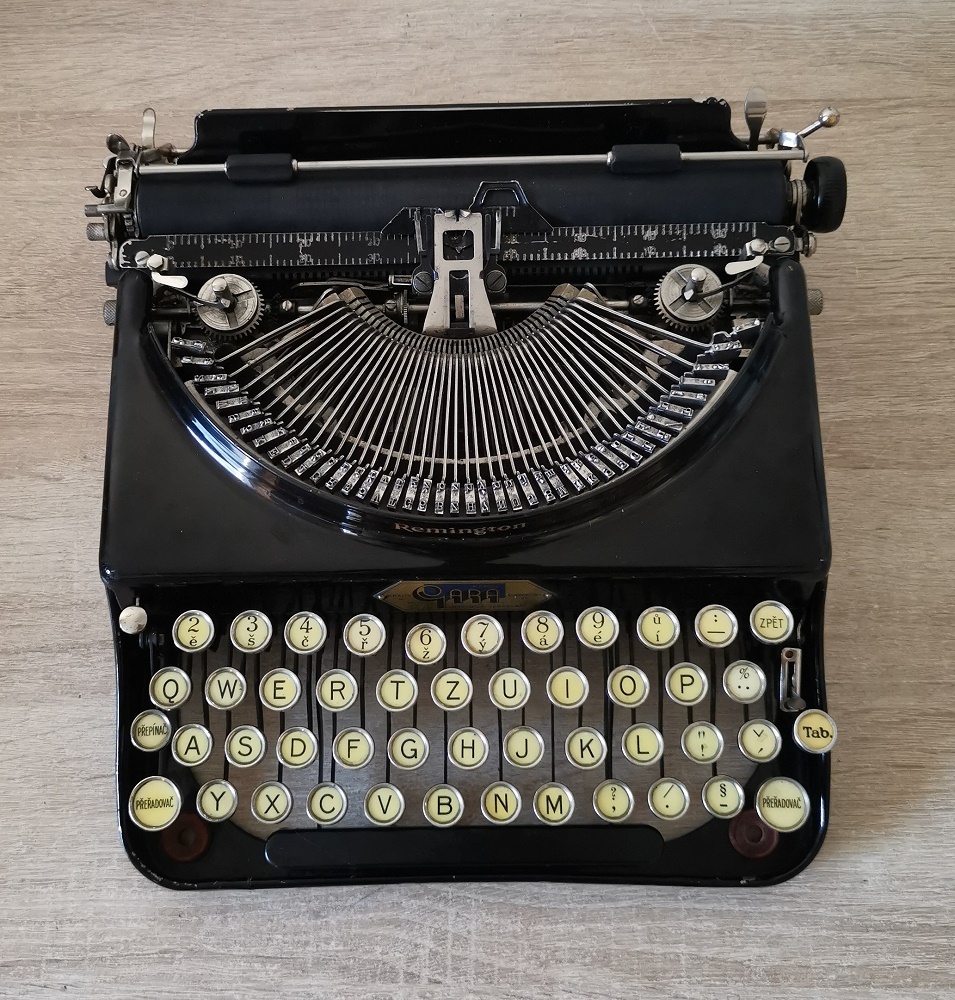Starožitný písací stroj Remington Portable 3 z roku 1929 - 2