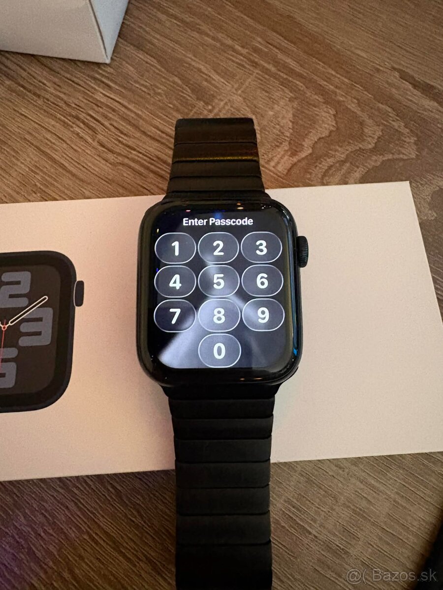 Apple Watch SE 2 (2024) – 44 mm, čierne - 2