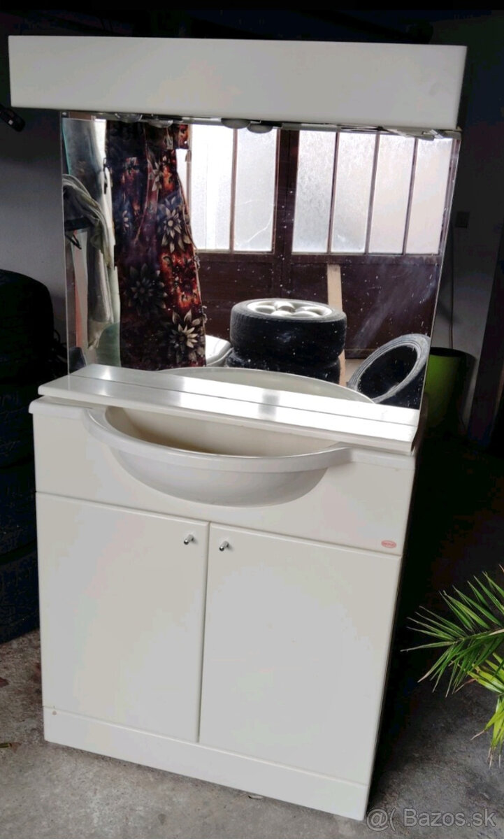 Kúpeľňové skrinka s umývadlom - 2
