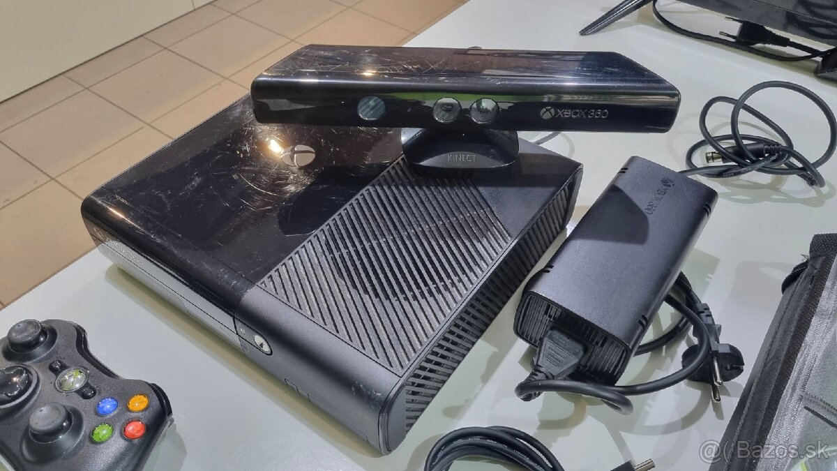 Xbox 360 4GB+kinect+24hier - 2