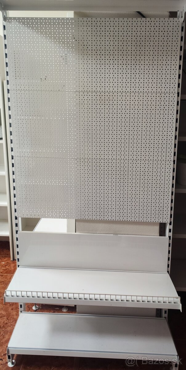 Kovový závesný regál - 2