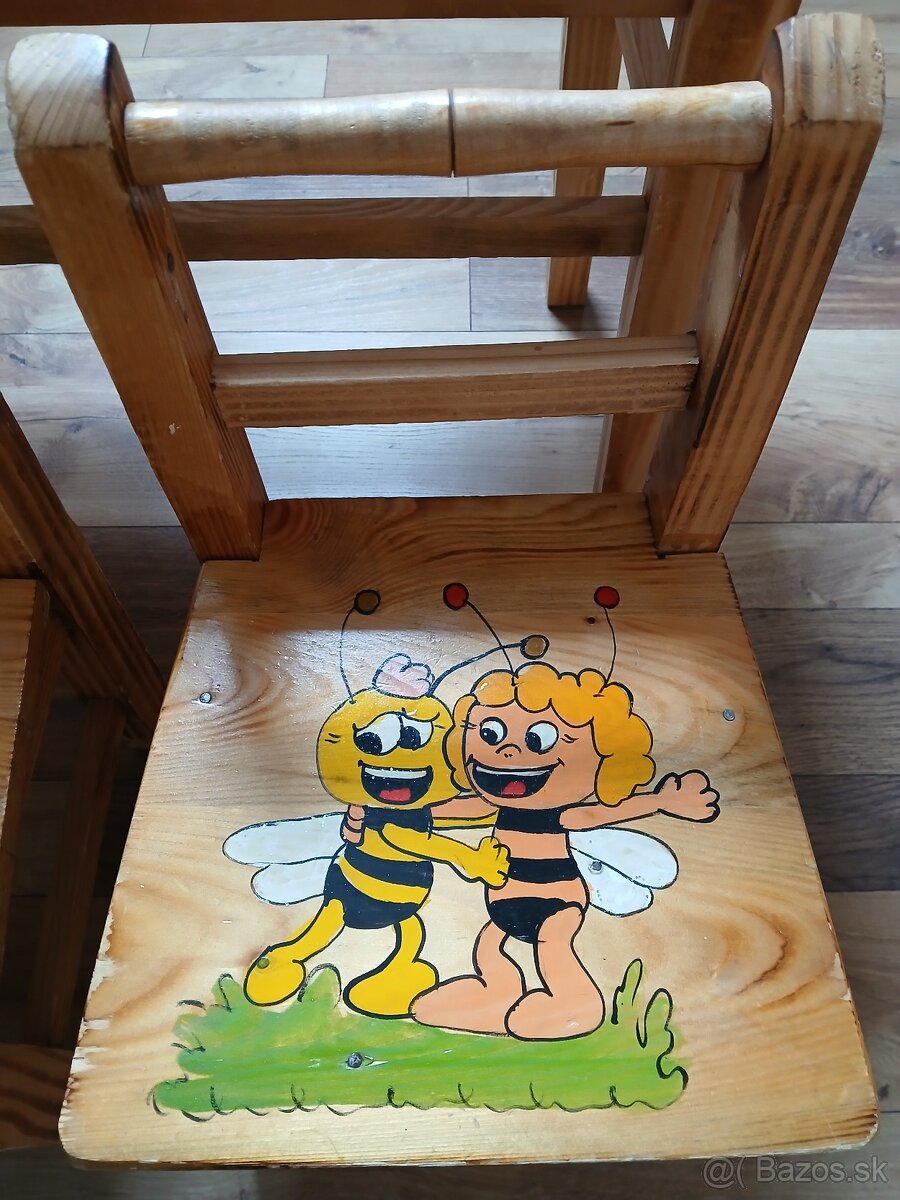 stôl so stoličkami včielka maja - 2