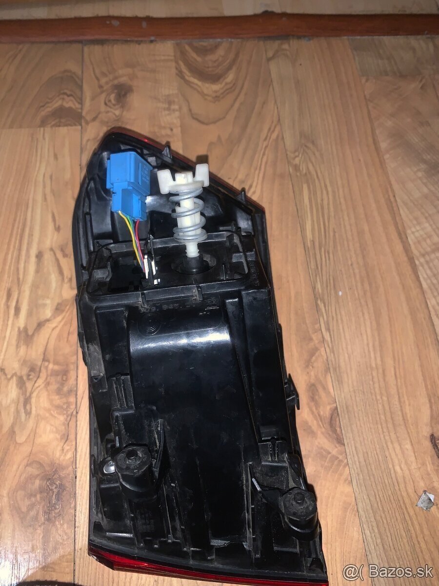 Predám zadné vsetlo na vw b8 - 2