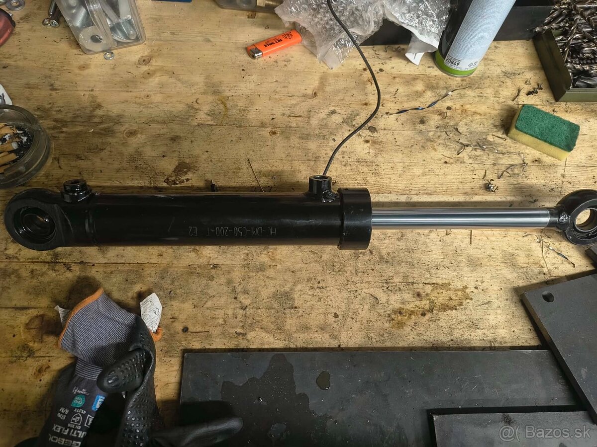 Predám hydraulický piest výsuv 20cm - 2