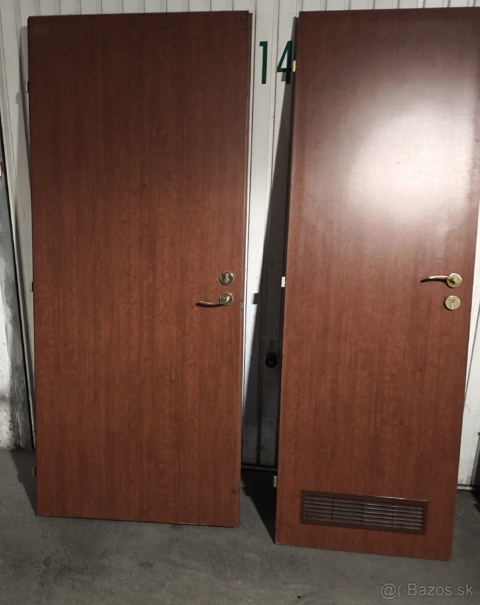 Predám dvere rôznych veľkostí,radiátory, drevené stĺpy - 2