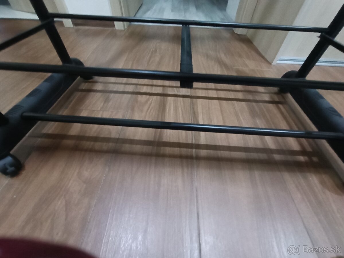 Vešiak na oblečenie na kolieskach - 2