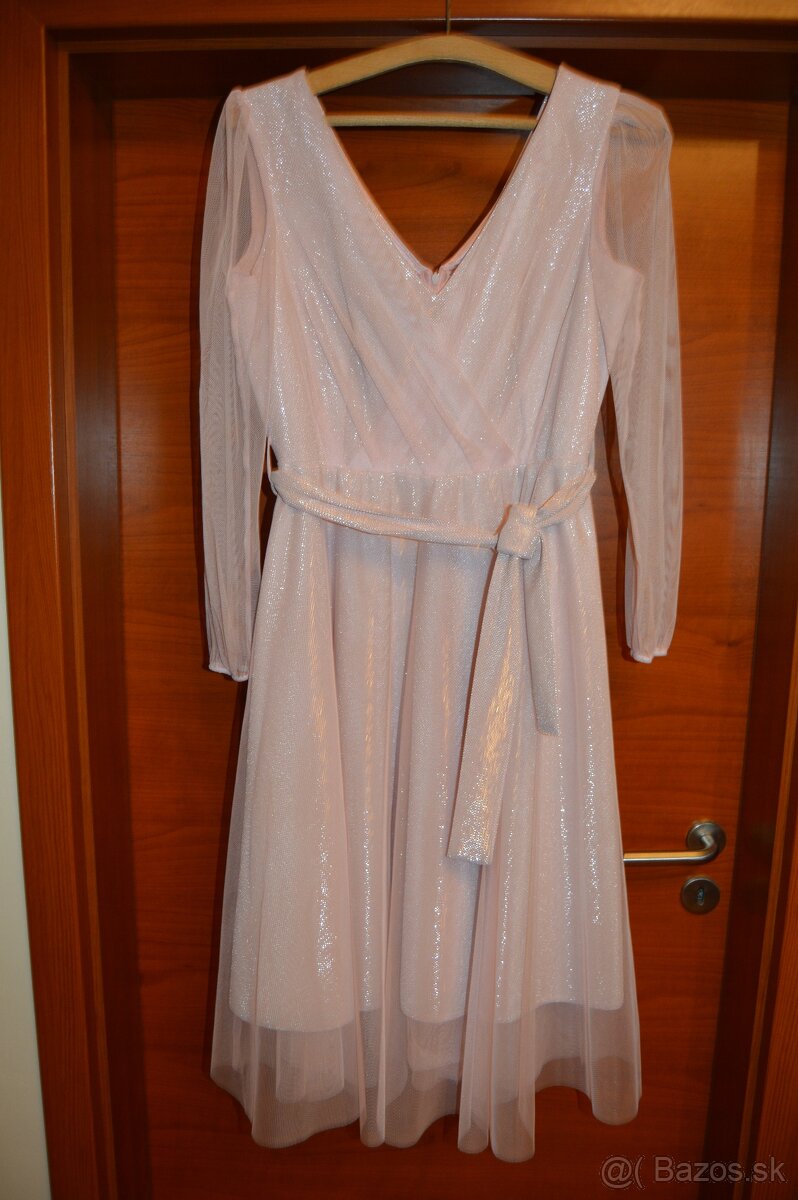 Bledoružové trblietavé spoločenské šaty s opaskom - 2
