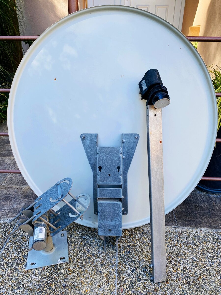 Satelitný komplet. - 2