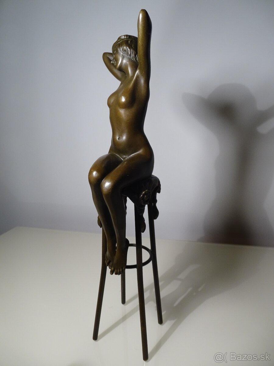 bronzová socha "Awakening" signovaná D.H.Chiparus, 275mm - 2