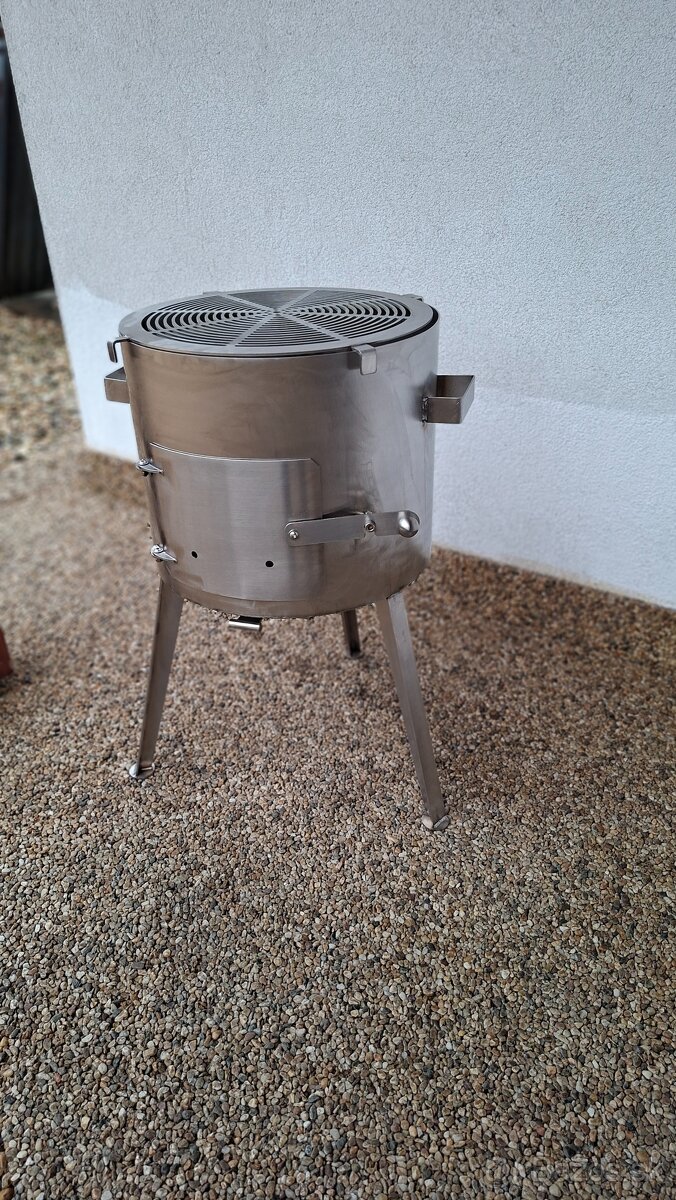 Nerezová kotlina s roštom. - 2