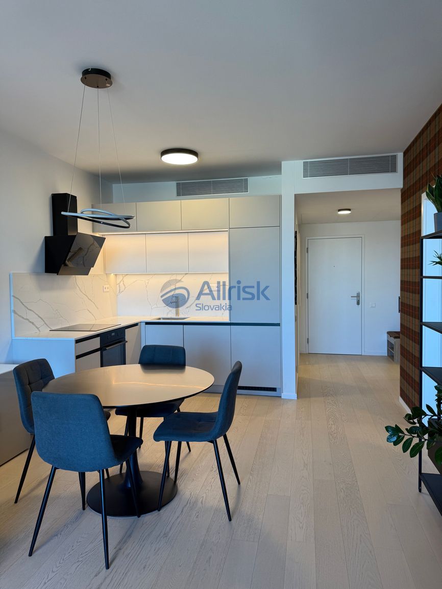 KRÁSNY 2 IZBOVÝ BYT V SKY PARK S BALKÓNOM,PARKOVANÍM A PIVNI - 2