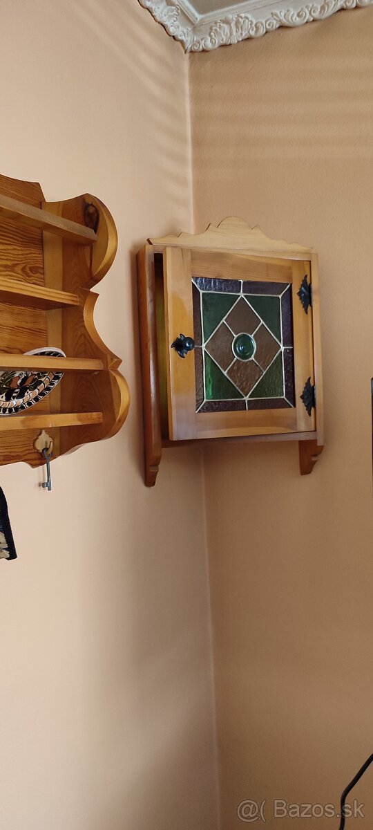 Krásna sztarožitná skriňa s poličkou, šuflíkmi - 2