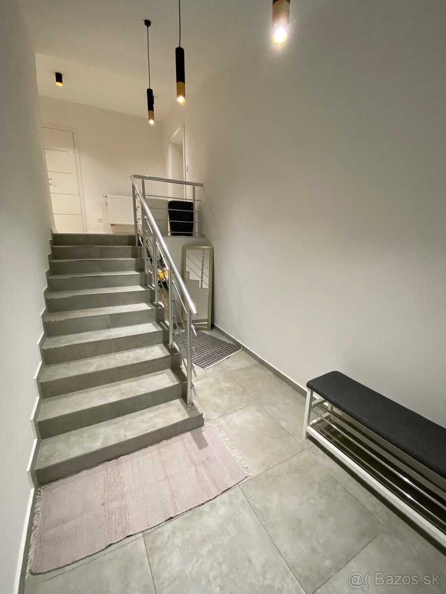 Moderný 3izbový byt s parkoviskom a garážou - 2