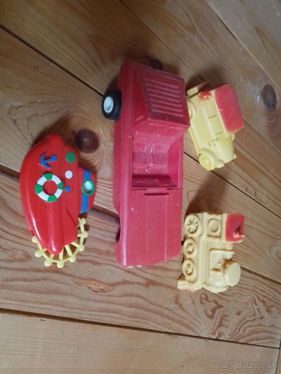 Staré autíčko, gumený vláčik. - 2