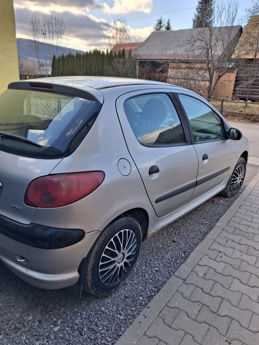 Peugeot 206 1.4 44kw benzín - 2