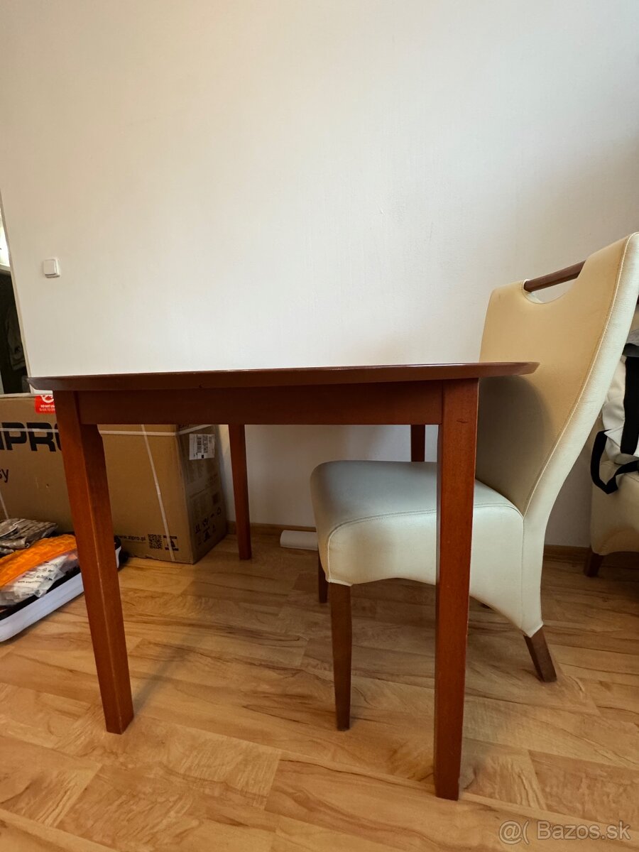 Predám drevený lakovaný stôl a dve stoličky - 2