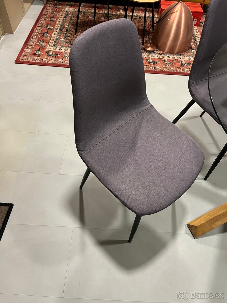 Stôl a stoličky - 2