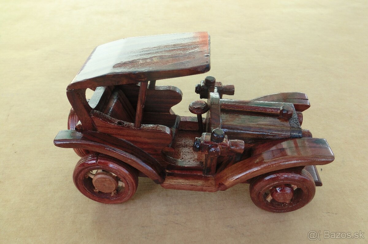Drevený model auta. - 2