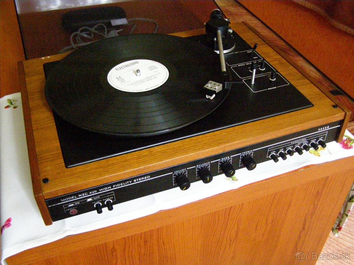 Gramofón Tesla NZC420 + reproduktory 1PF 067 33 - 2
