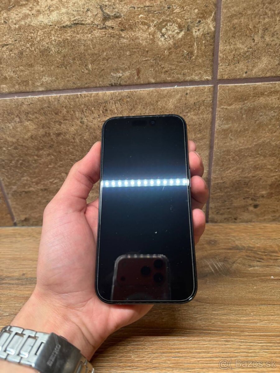 iPhone 15 Pro v top stave - 2