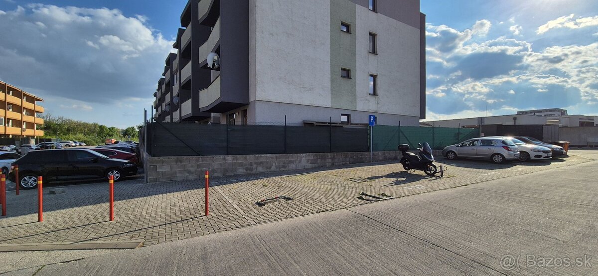 NA PREDAJ Parkovacie státie na ul. Slávičia - Senec - 2