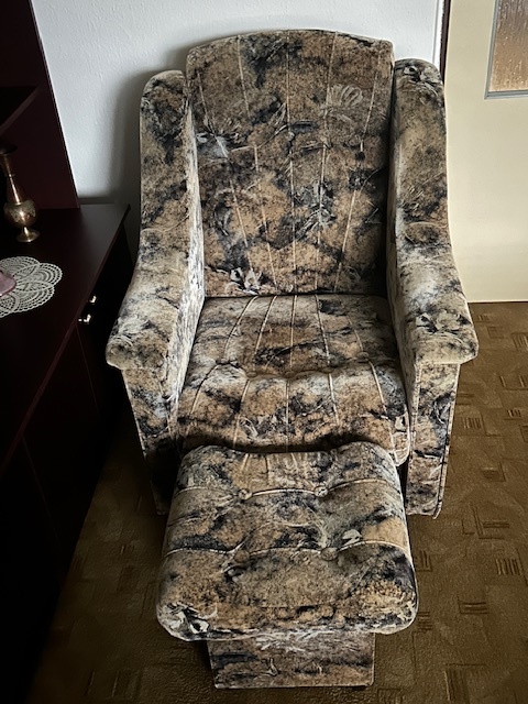 Predám sedačku, 2 kreslá, 2 taburetky - 2