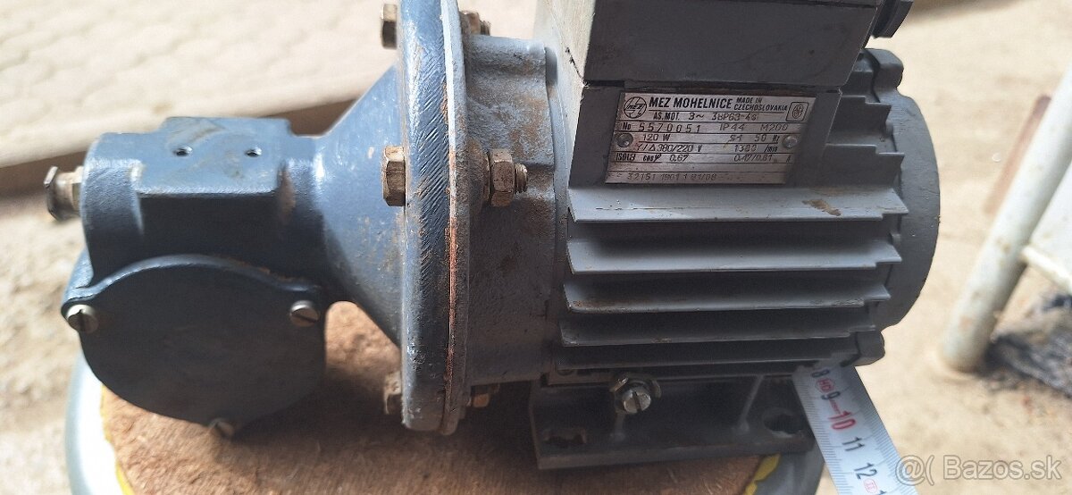 Motor s pravouhlou prevodovkov - 2