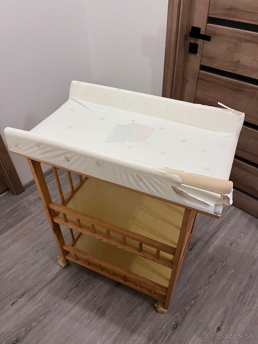 Prebaľovací pult s kolieskami - 2