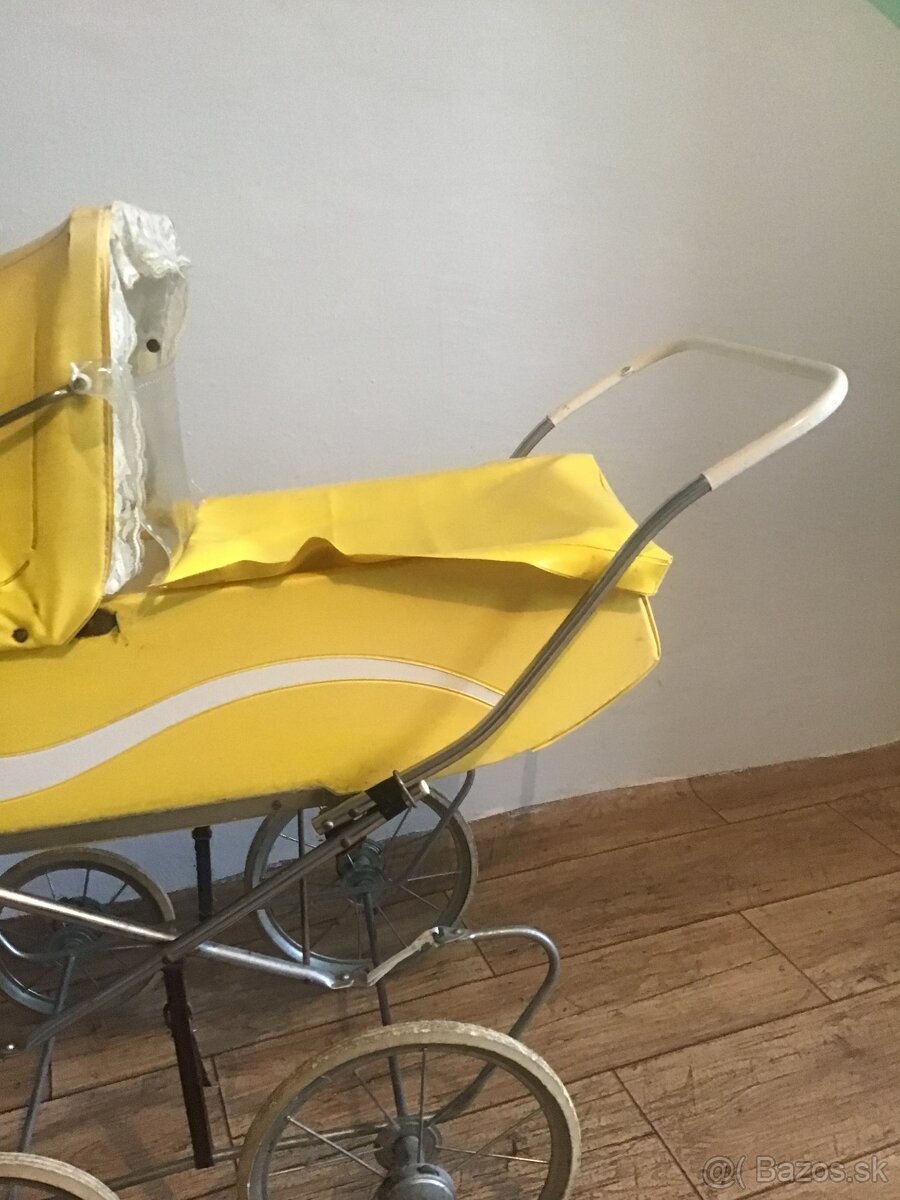 STARý žLTý KOčíK PRE BáBIKY - 2