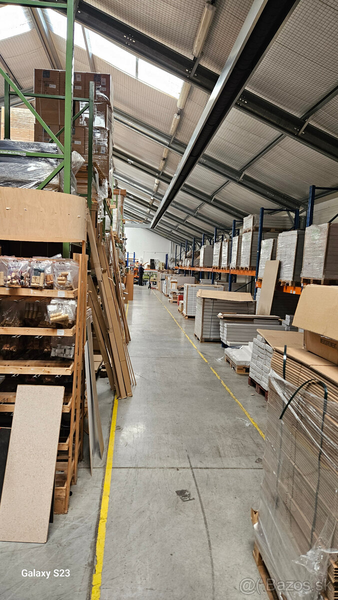 Na predaj samostatný skladový areál o výmere 900m2+2085m2 BA - 2