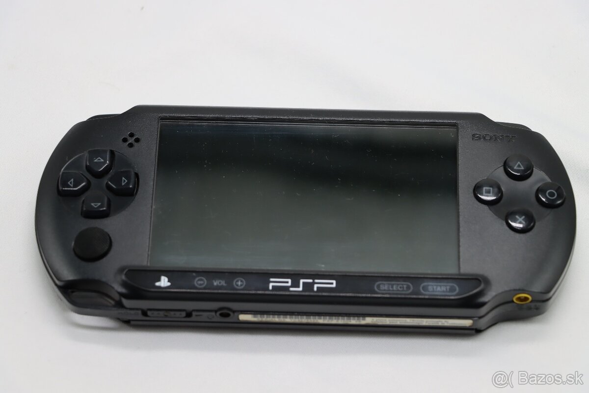 PSP E1004 Street + 4GB karta + 7 hier + krabica - 2