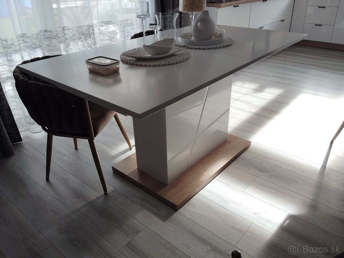 Predám roztahovaci jedálenský stôl - 2