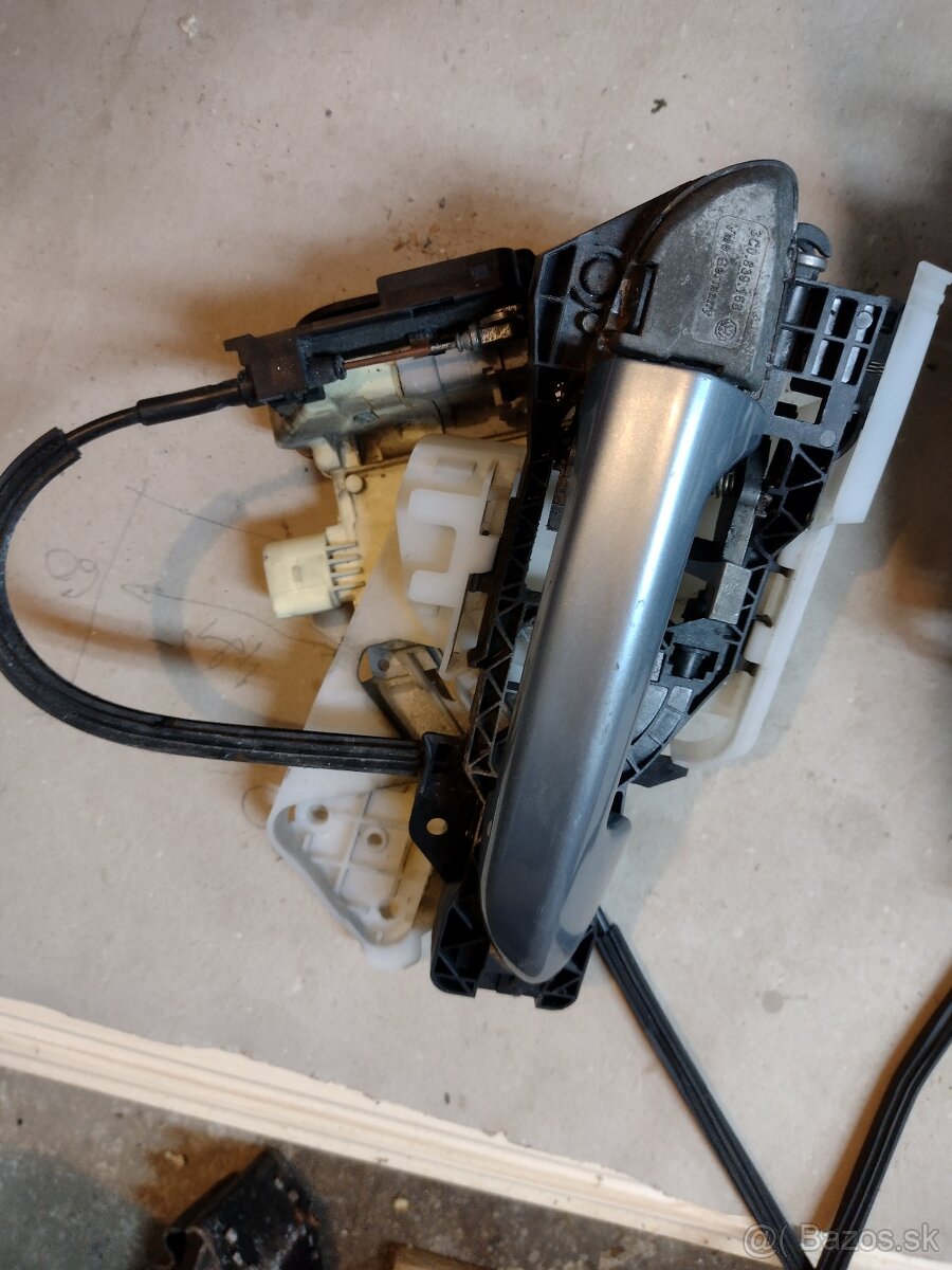 Predám kľučky zadných dverí so zámkami na VW Passat B6 - 2