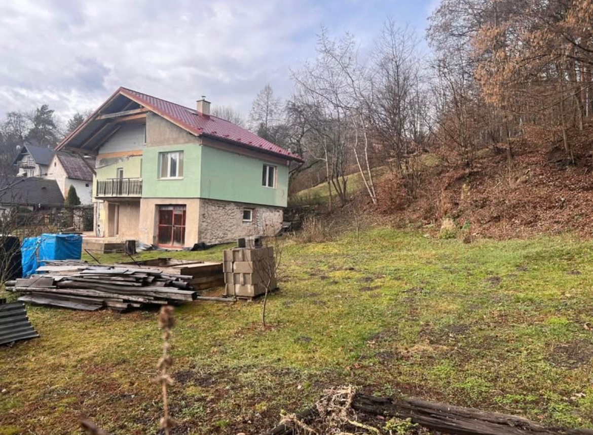 Dom v Obišovciach na predaj s pozemkom 1383 m² - 2