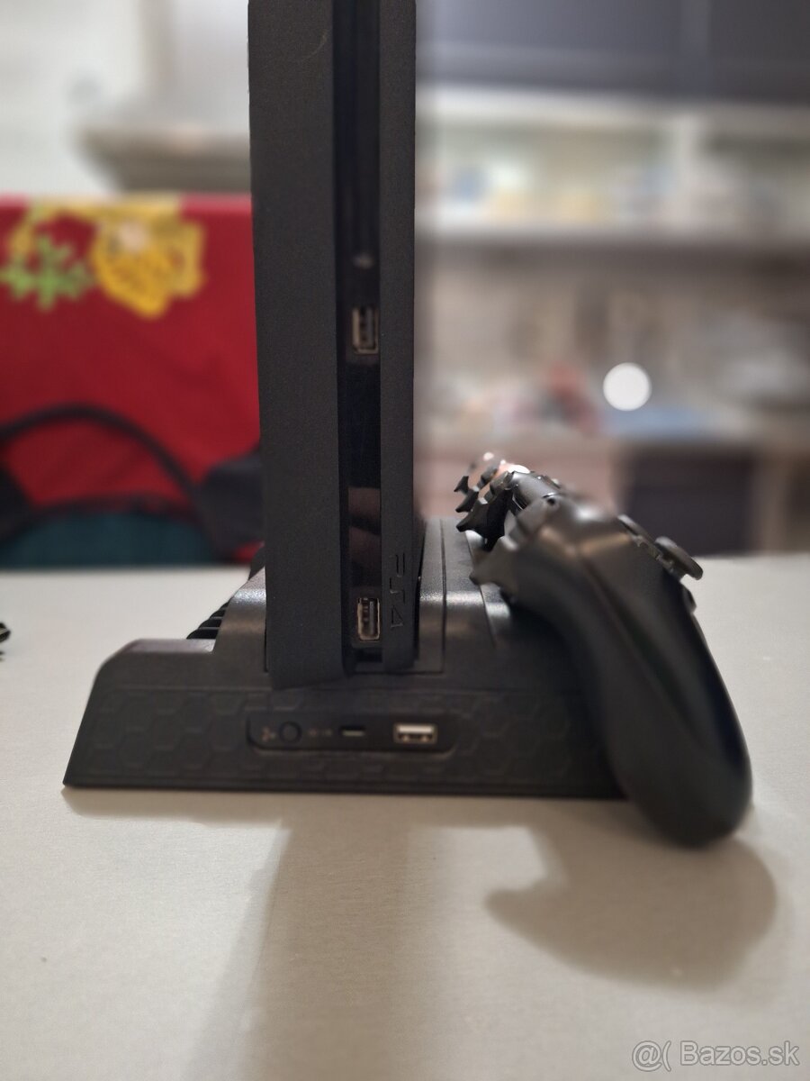 Predám PS4 Slim 512GB + 2 ovládače + 5 hier + stojan - 2