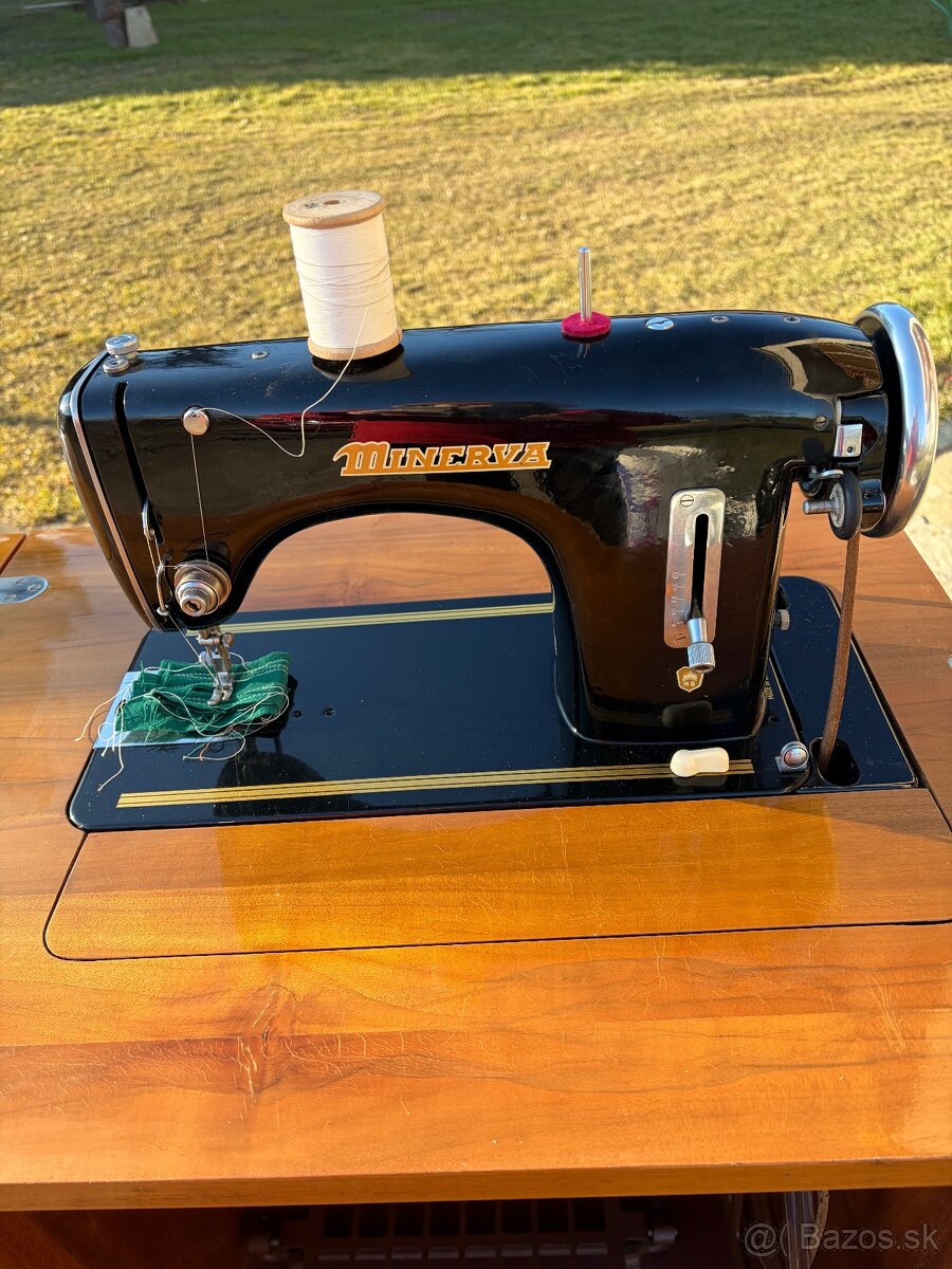 Šijací stroj skriňový - 2