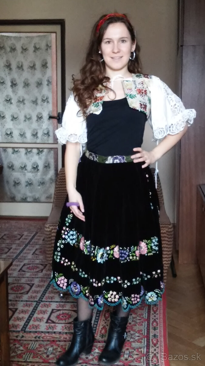 Rucne vysivany kroj zo Zvolenskej slatiny - 2