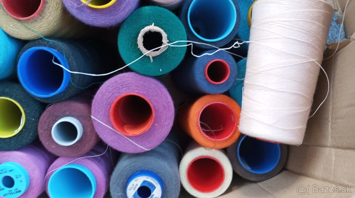 Staré spulky na šitie. - 2