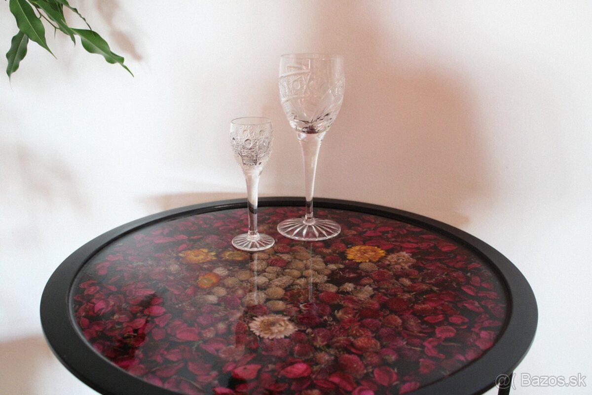 Malý stolík zo živice, ručná výroba - 2