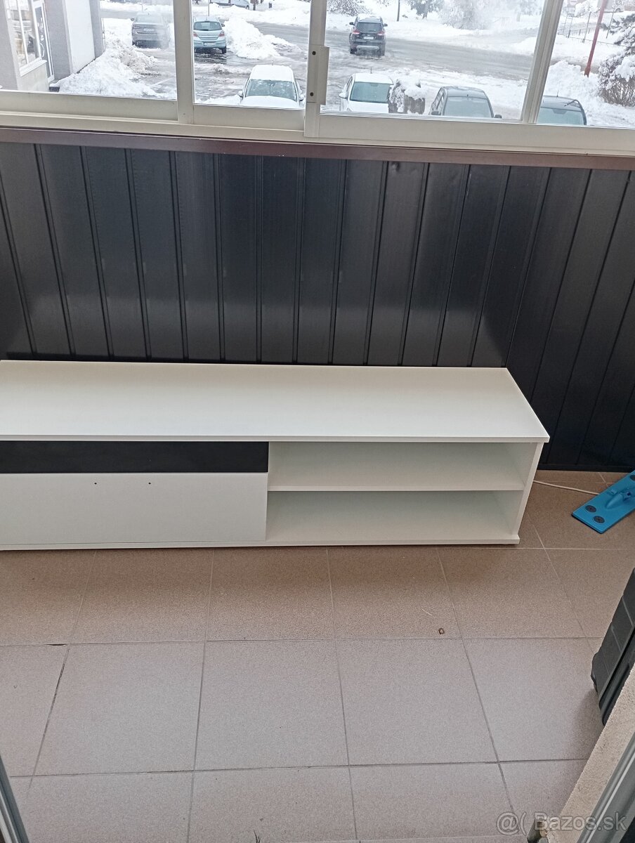 Skrinka pod televízor - 2