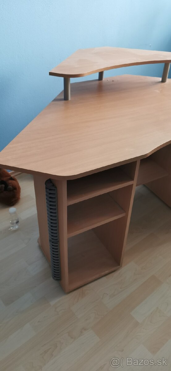 Darujem rohovy stol pod pocitac, do detskej izby - 2