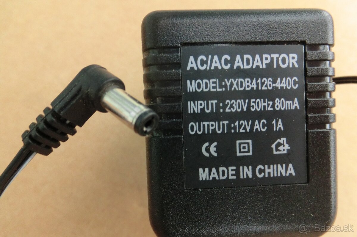 Adaptér a zdroj . - 2