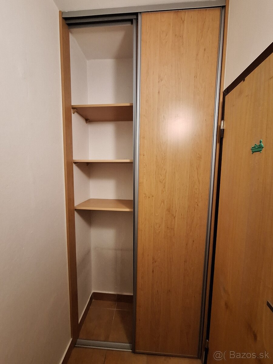 Rolldoor dvere s poličkami - 2