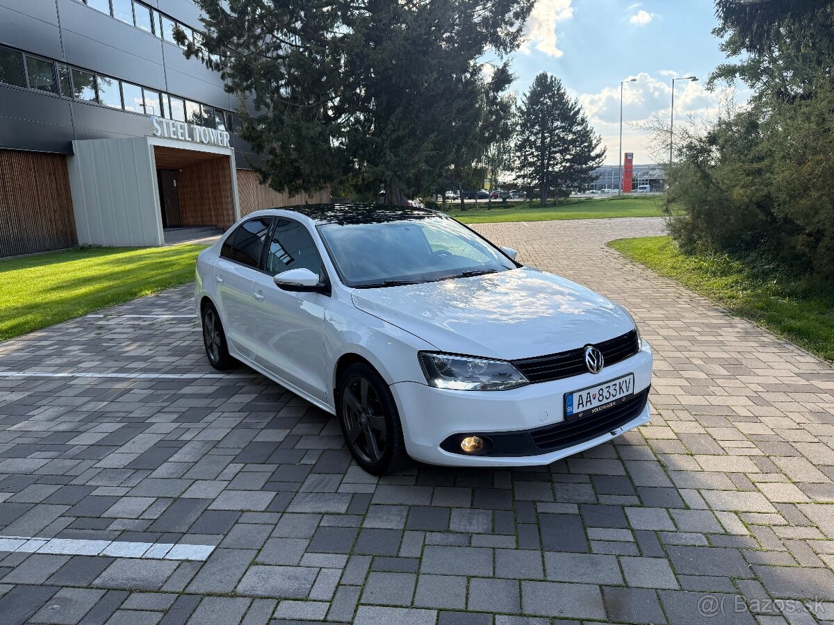 Volkswagen Jetta 1.6 TDI (2011) 🚗✨ - 2