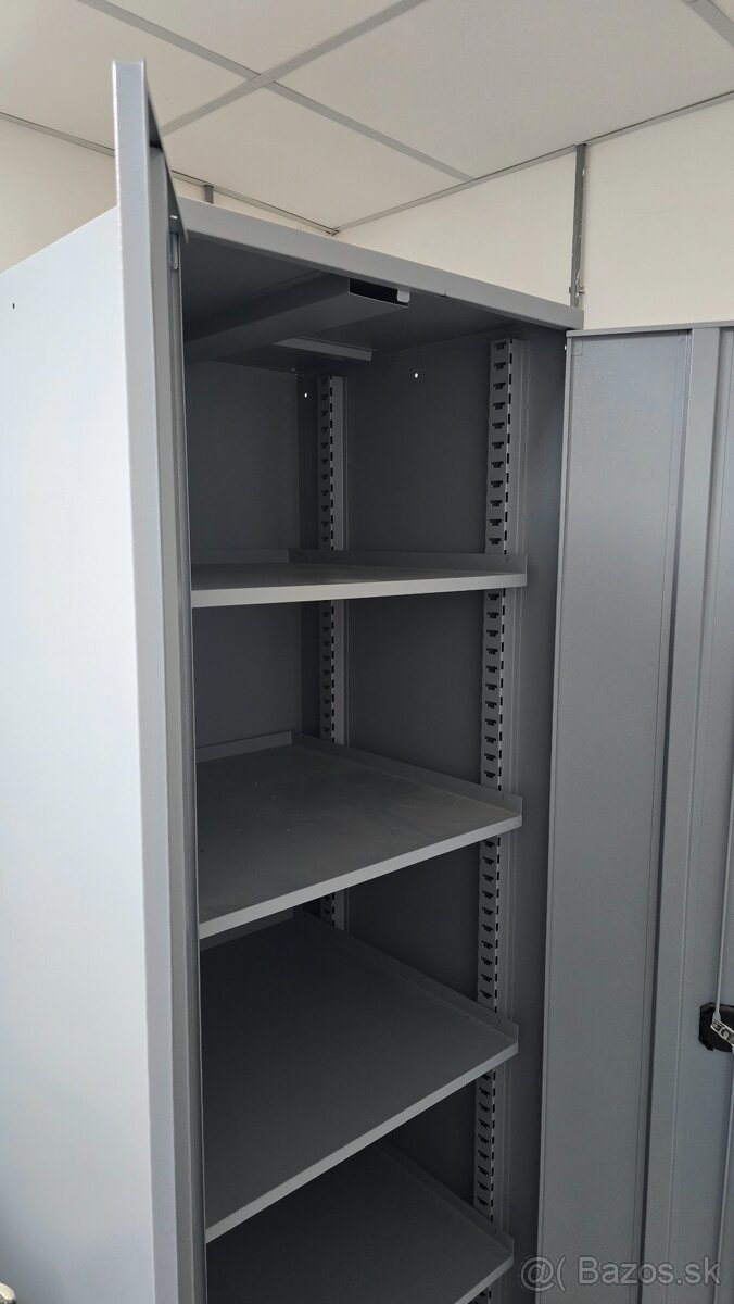 Predám kovovú uzamykateľnú skriňu BURG - 2