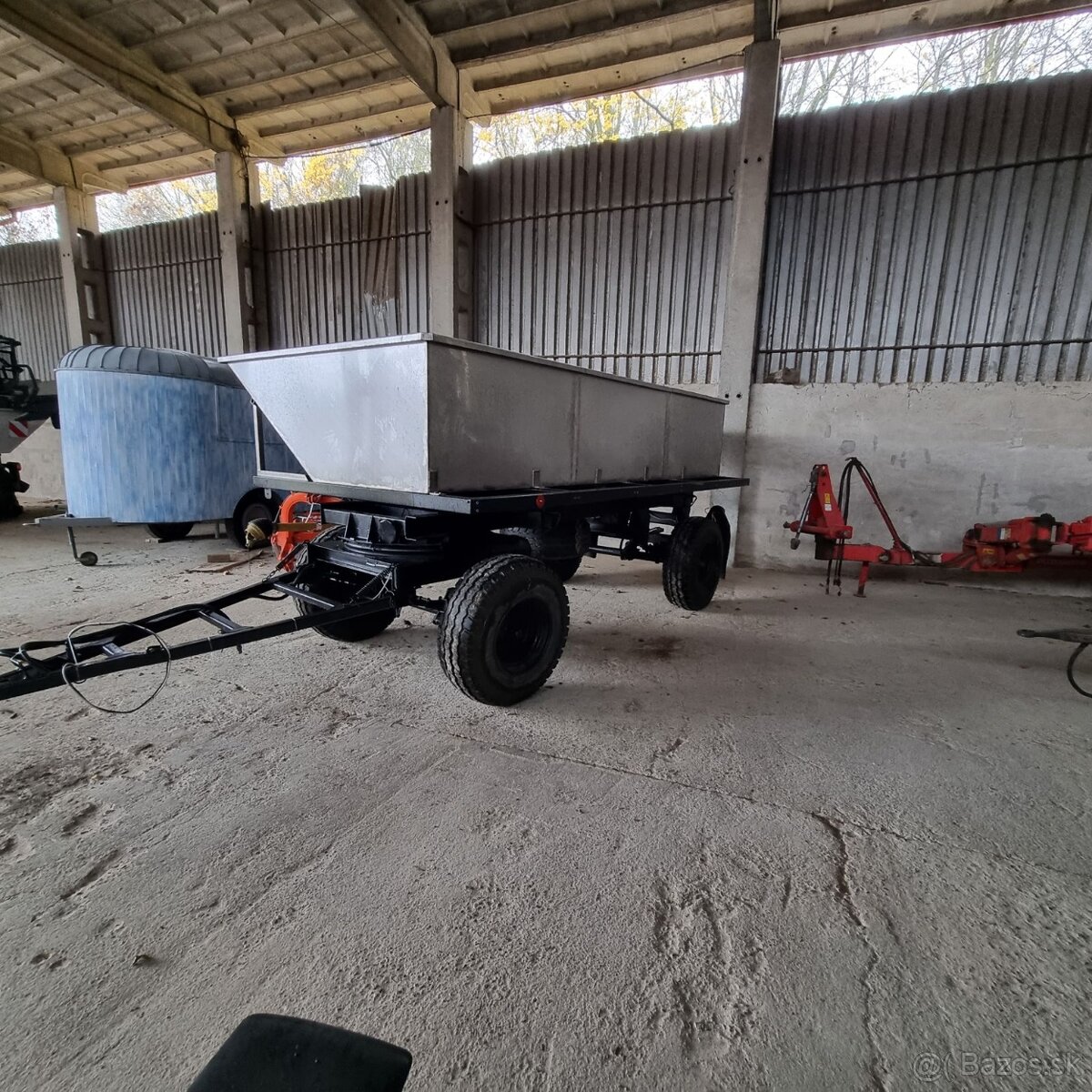 HYDRAULICKÁ SKLÁPĚCÍ VLEČKA 4T - 2