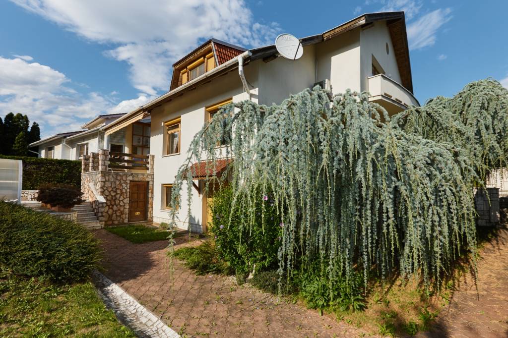 NA PREDAJ -MESTSKÁ 2- GENERAČNÁ VILA -TOPASOVÁ UL. - 2