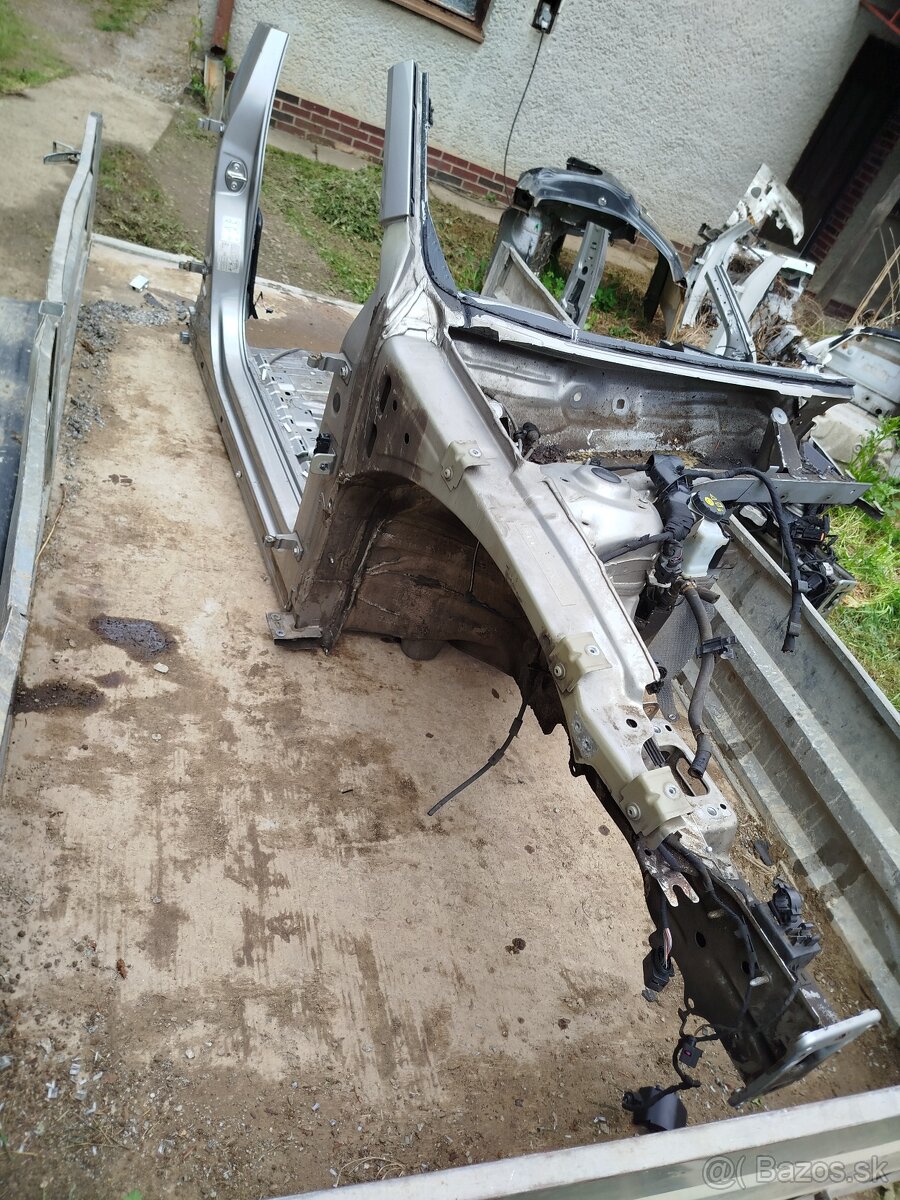 Pravá predná štvrtka Passat b8 nápravnica - 2